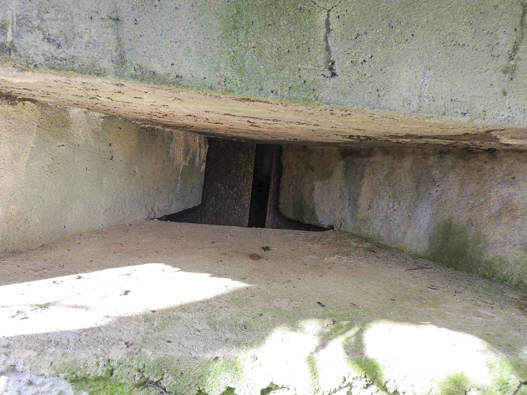 Ligne Maginot - AB16 - (Blockhaus pour canon) - Le créneau mitrailleuse droite. Le volet intérieur est en place. - STENGER Mathieu