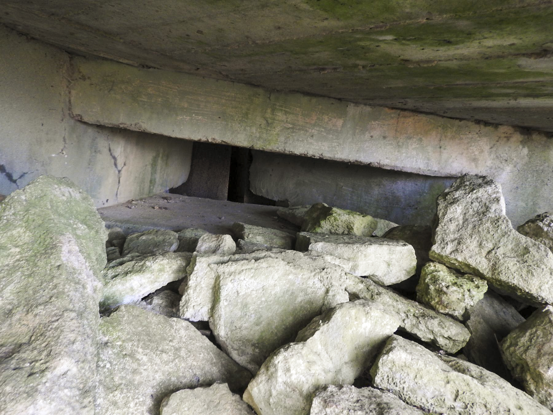 Ligne Maginot - AB16 - (Blockhaus pour canon) - Le créneau mitrailleuse de gauche. - STENGER Mathieu