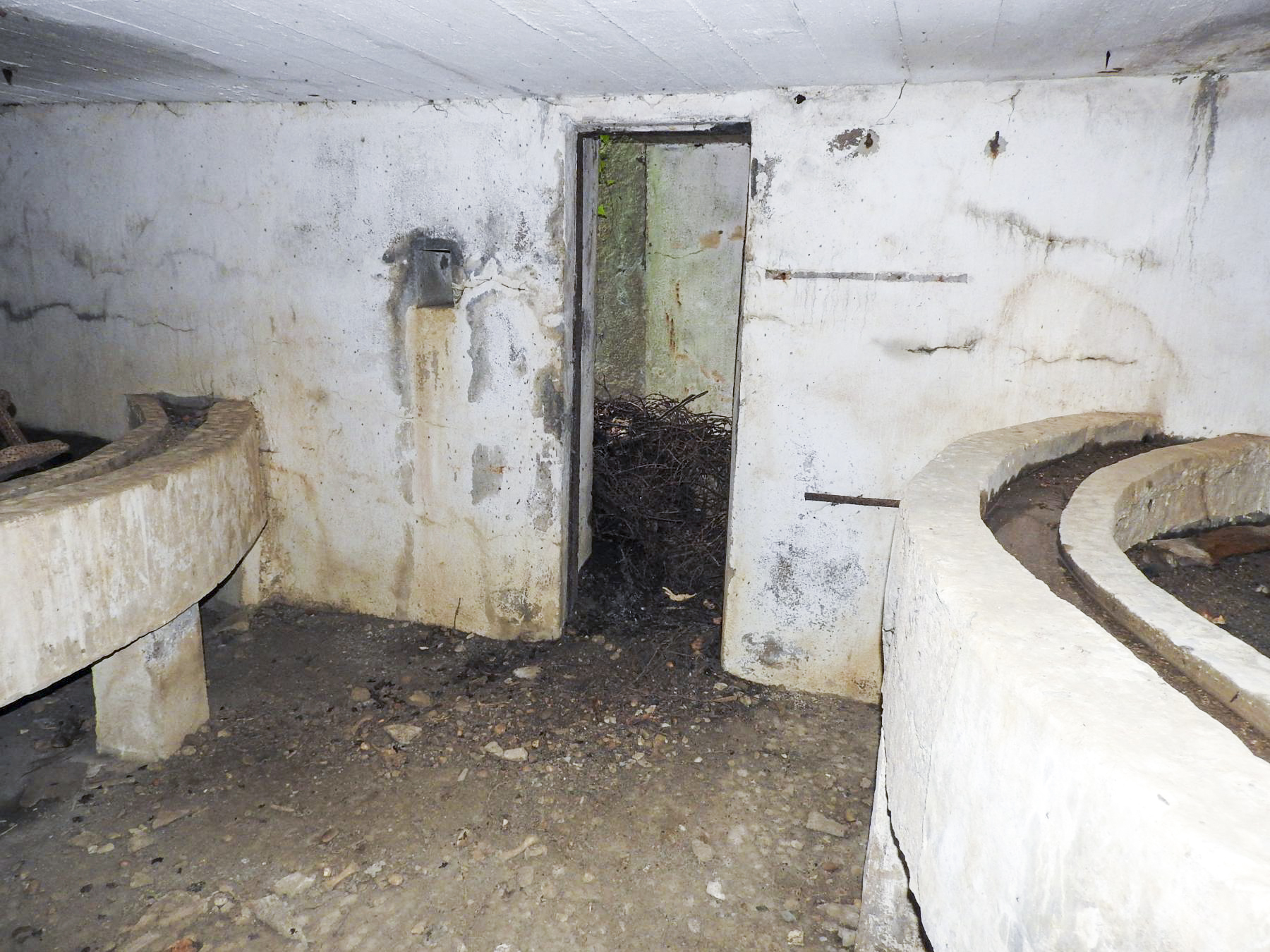 Ligne Maginot - AB16 - (Blockhaus pour canon) - La chambre de tir des mitrailleuses et l'entrée au fond. - STENGER Mathieu