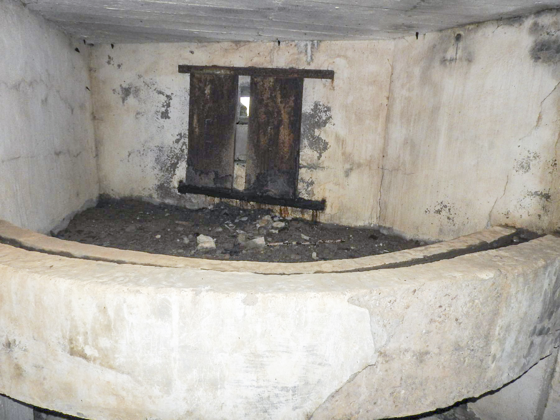 Ligne Maginot - AB16 - (Blockhaus pour canon) - La table de tir de la mitrailleuse de gauche. - STENGER Mathieu