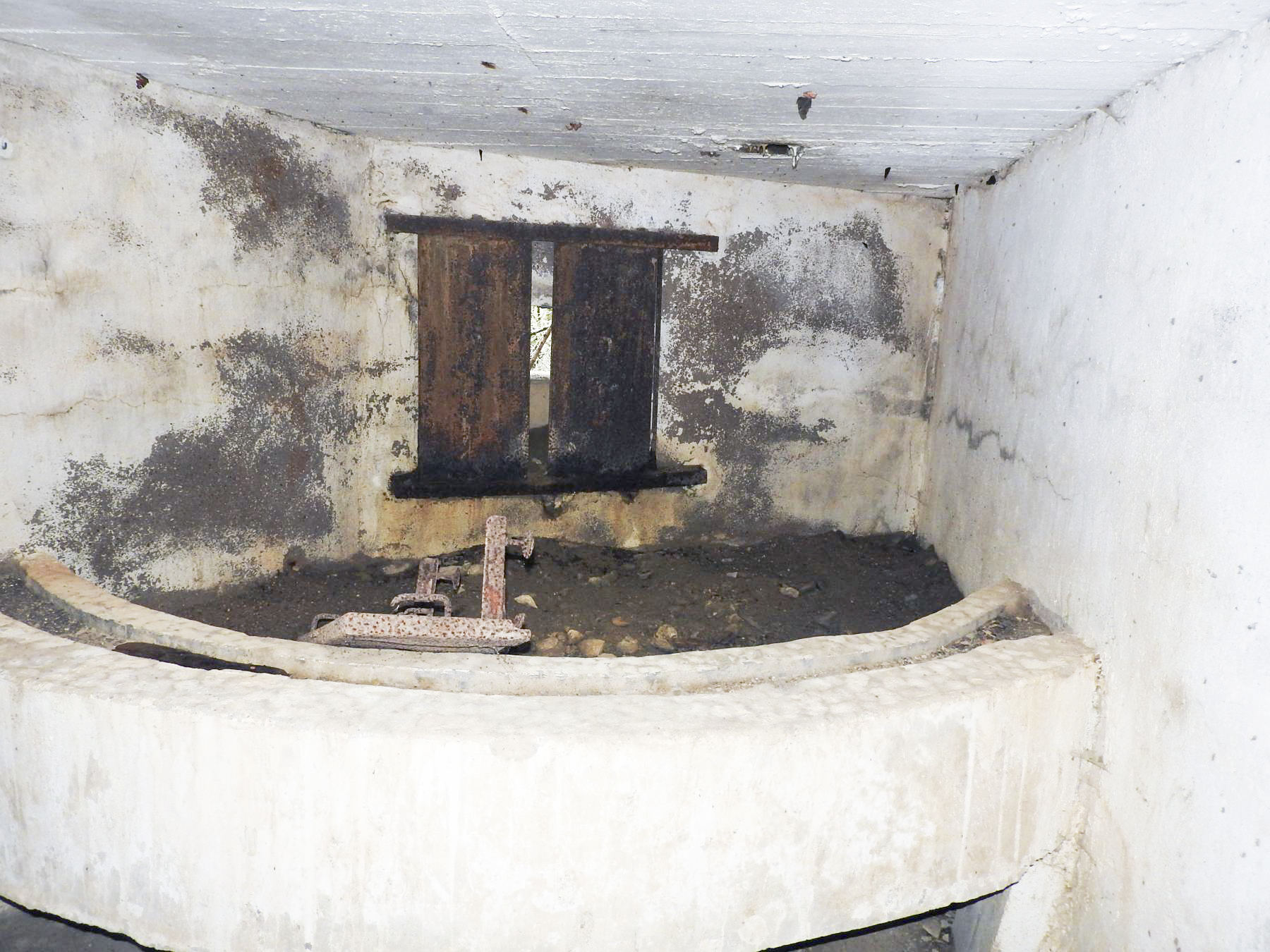 Ligne Maginot - AB16 - (Blockhaus pour canon) - Le flanquement vers la droite. - STENGER Mathieu