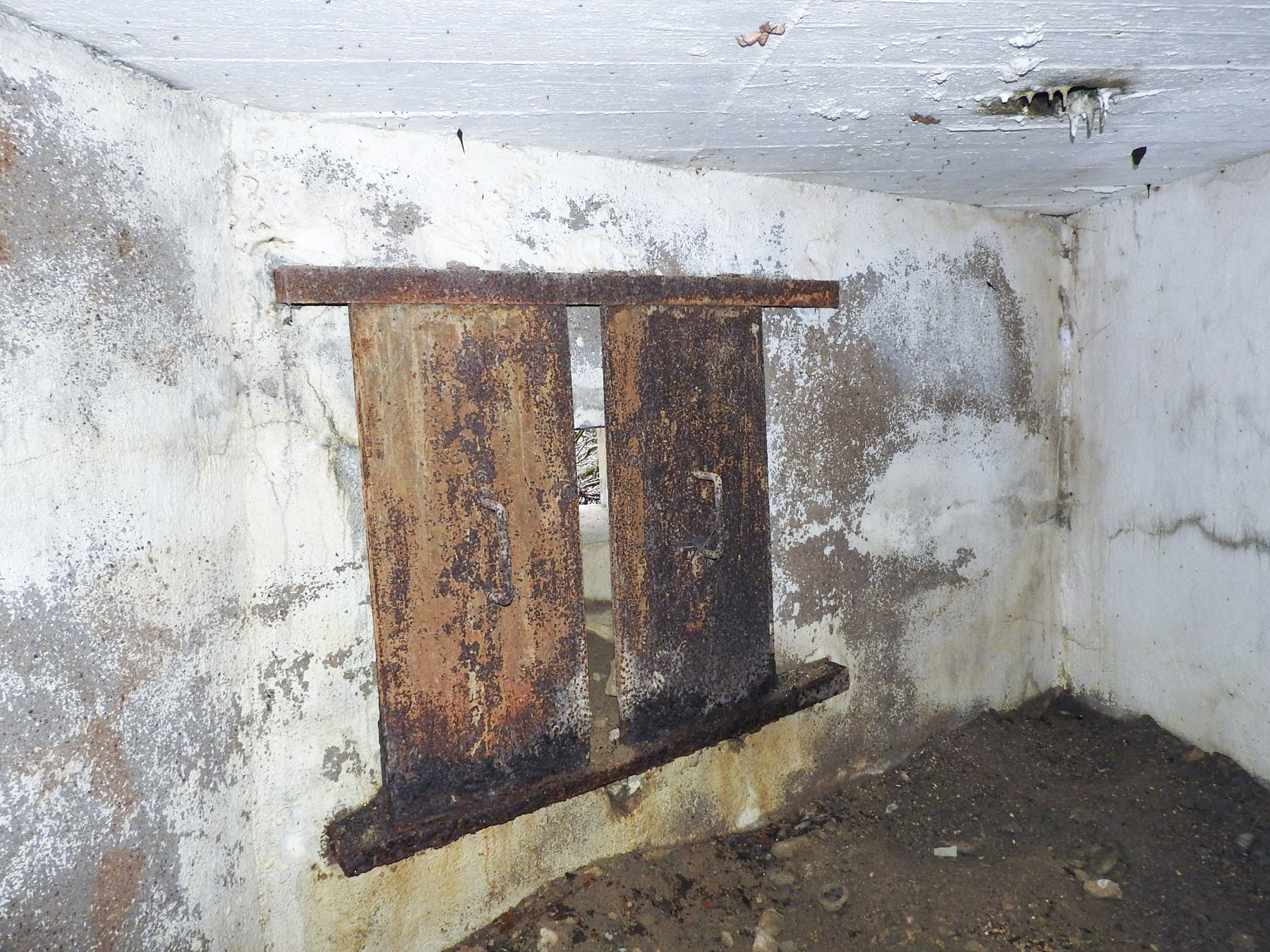 Ligne Maginot - AB16 - (Blockhaus pour canon) - Les volets de protection du créneau mitrailleuse. - STENGER Mathieu