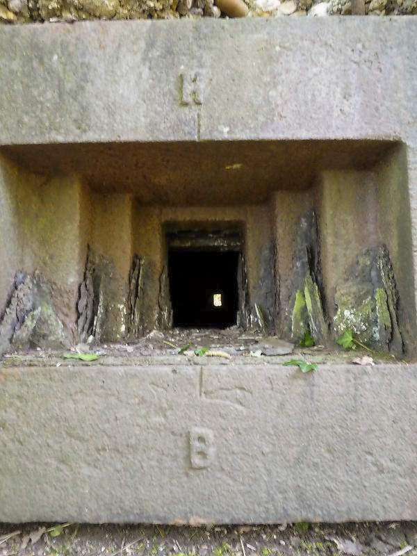 Ligne Maginot - ALTCOUPE - (Blockhaus pour arme infanterie) - Marquages sur la trémie pour mitrailleuse - Sylvie Laure LAMBERT