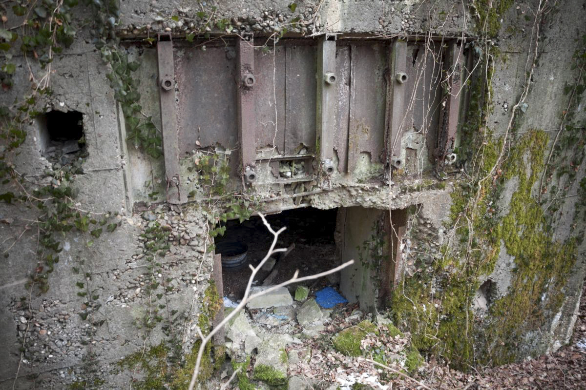 Ligne Maginot - ALTCOUPE NORD - (Blockhaus pour canon) - Façade arrière
Detail d’un renforcement (?) d'une ventilation placée au dessus de l’accès du canon - Fré Do