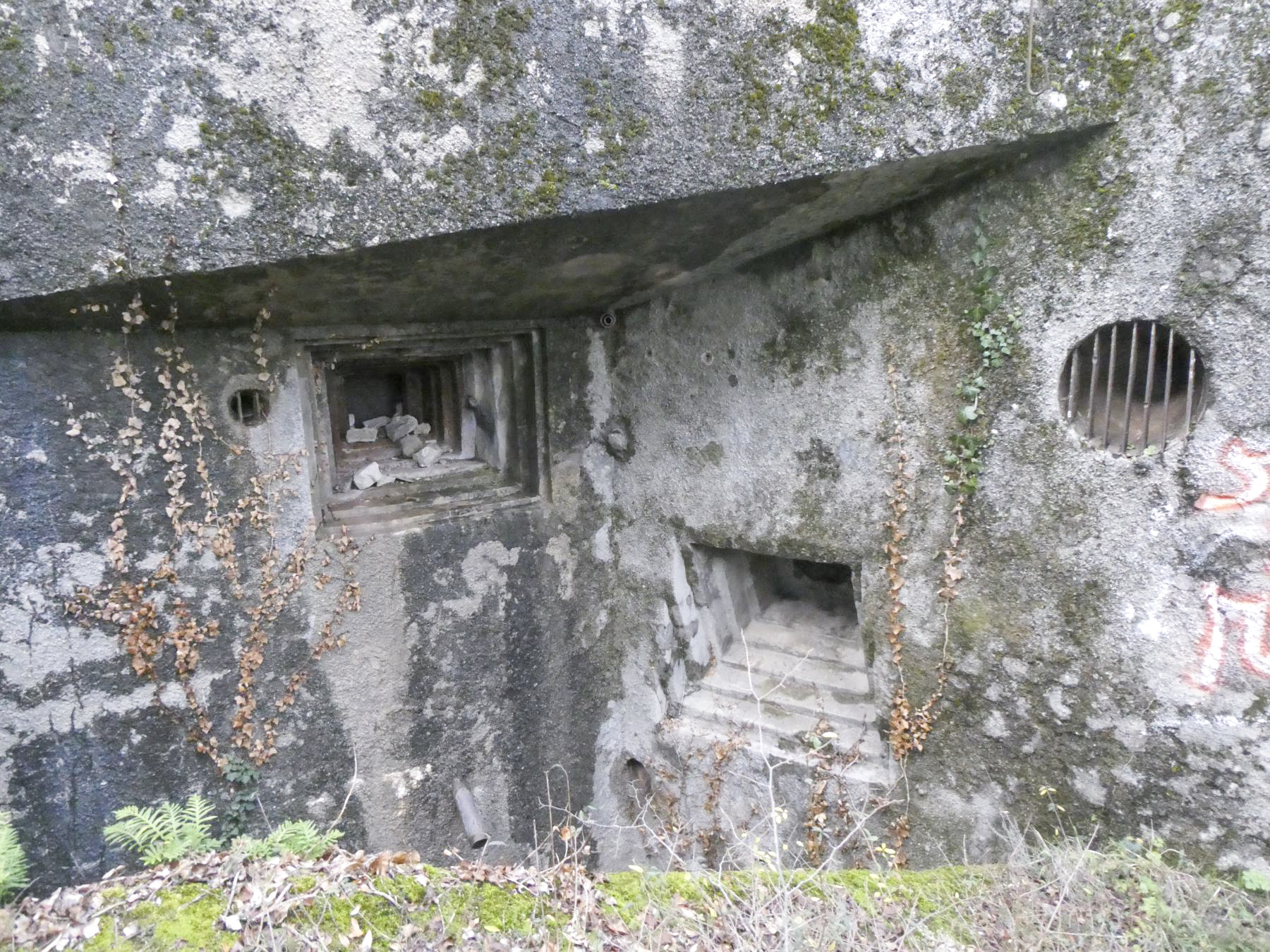 Ligne Maginot - CASTILLON (CN) - EO8 - (Ouvrage d'artillerie) - Bloc 5
Créneau mitrailleuse et créneau FM plongeant vers le fossé diamant. - ELLENA Daniel - CUNY Philippe