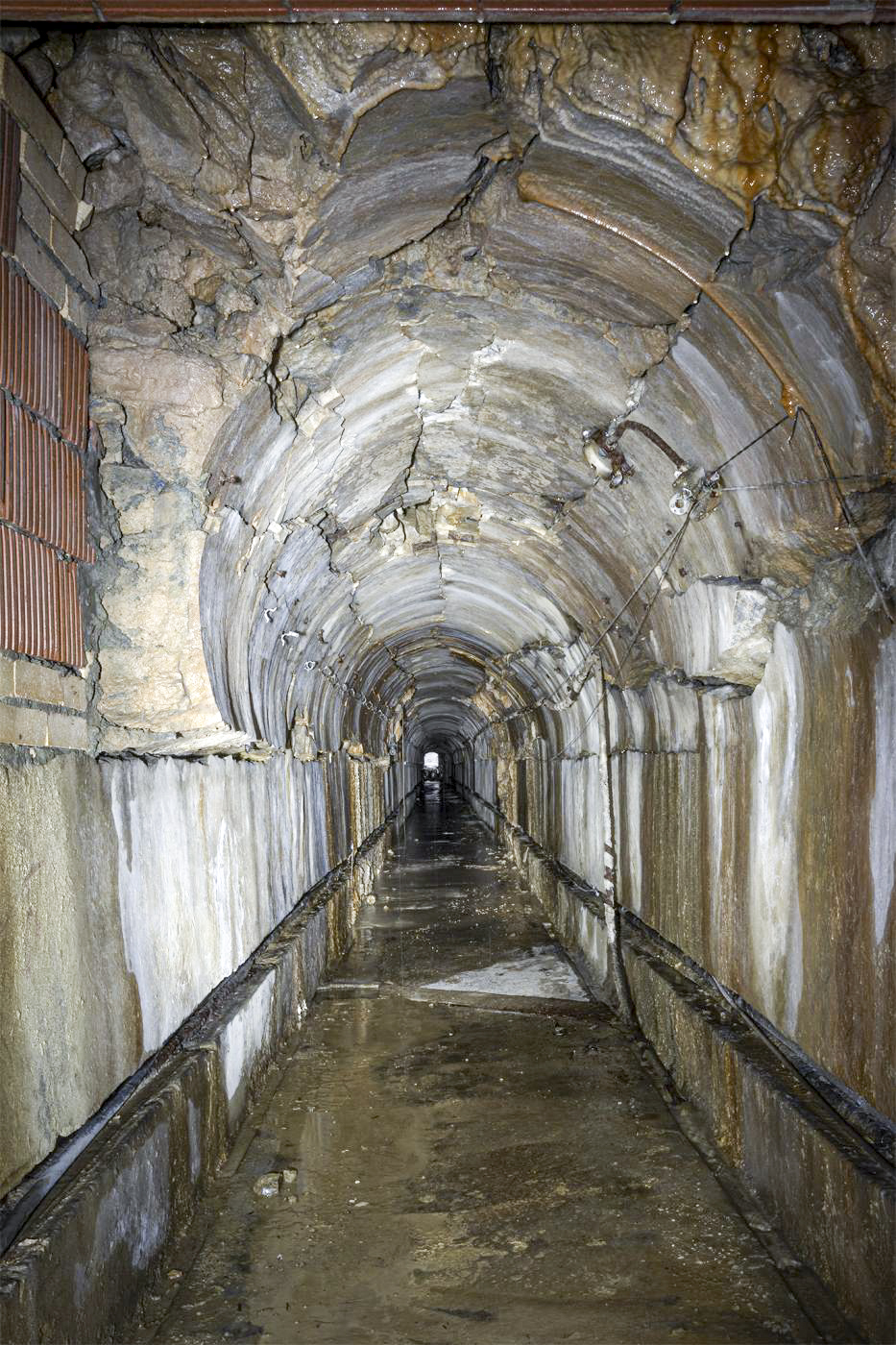 Ligne Maginot - LEMBACH - (Ouvrage d'infanterie) - Bloc d'entrée et issue de secours
Galerie endommagée par les essais de destruction allemands
 - David Palmer