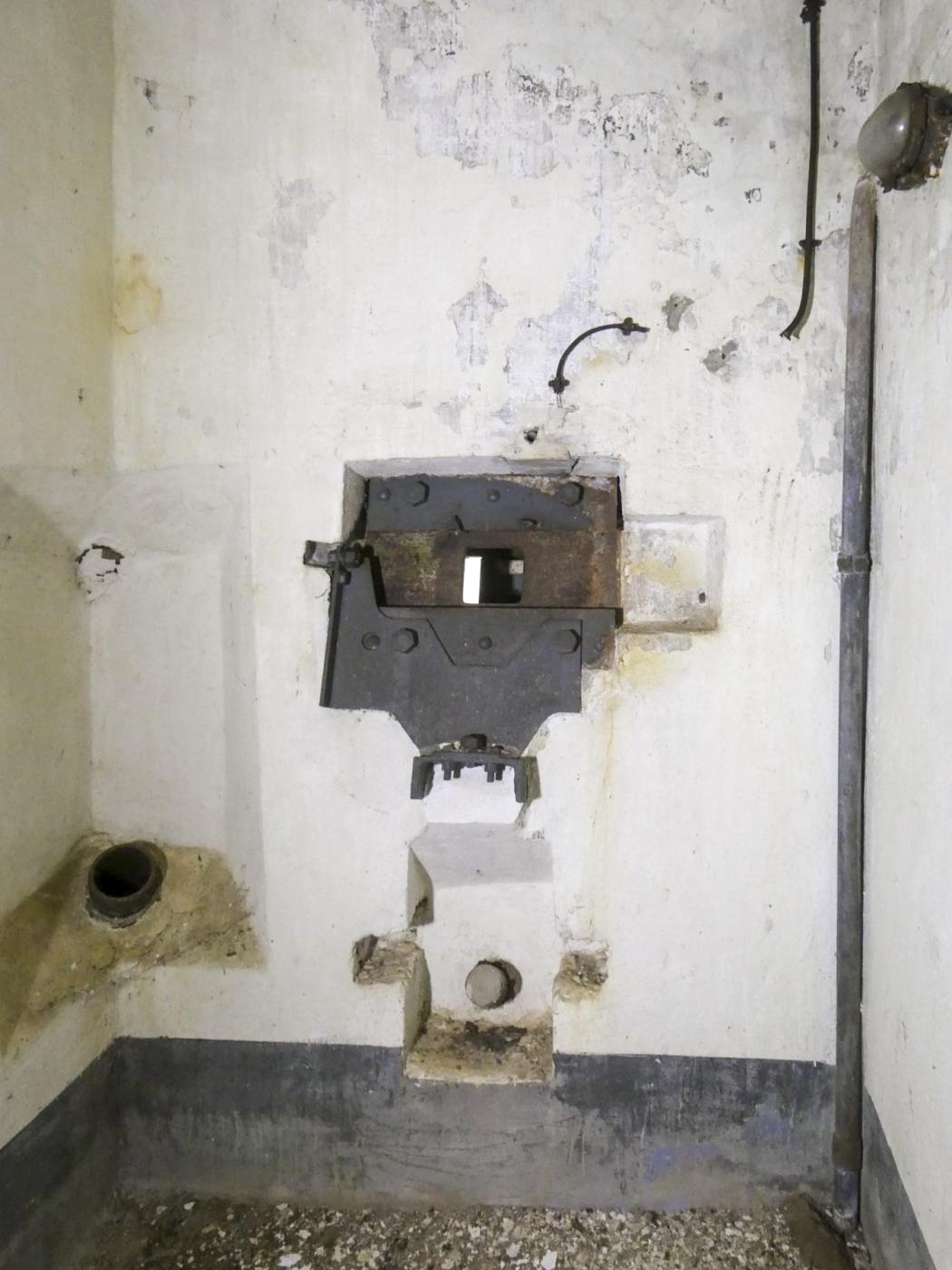 Ligne Maginot - CASTILLON (CN) - EO8 - (Ouvrage d'artillerie) - Bloc 6
Créneau FM plongeant dans le fossé diamant - ELLENA Daniel - CUNY Philippe