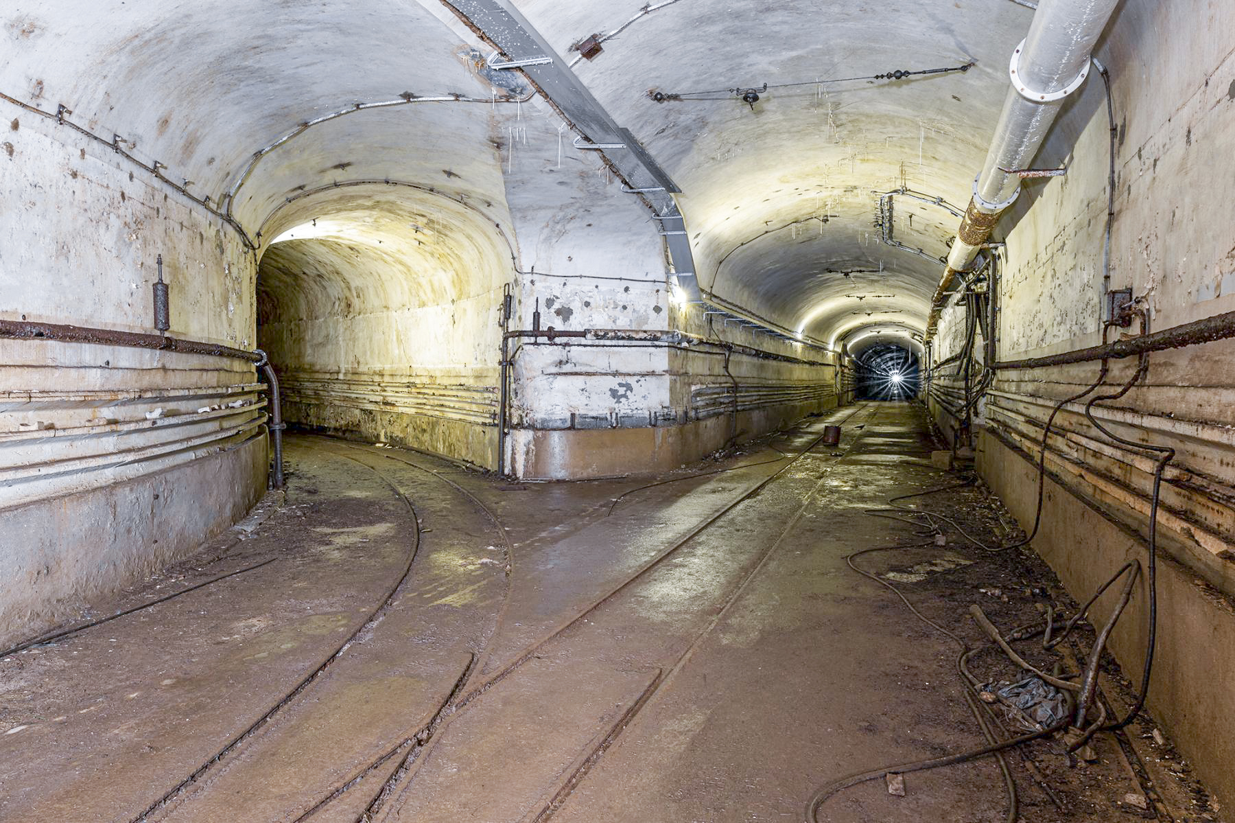 Ligne Maginot - MOLVANGE - A9 - (Ouvrage d'artillerie) - Dans la galerie principale.
A gauche vers le garage des locotracteurs. - David Palmer
