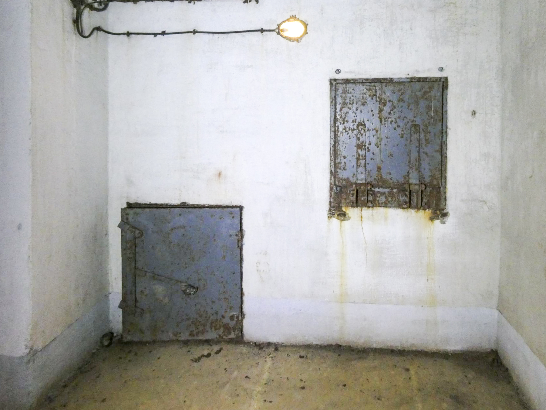 Ligne Maginot - CASTILLON (CN) - EO8 - (Ouvrage d'artillerie) - Vu depuis la galerie
Le passe-plats et l'accès poubelle - ELLENA Daniel - CUNY Philippe