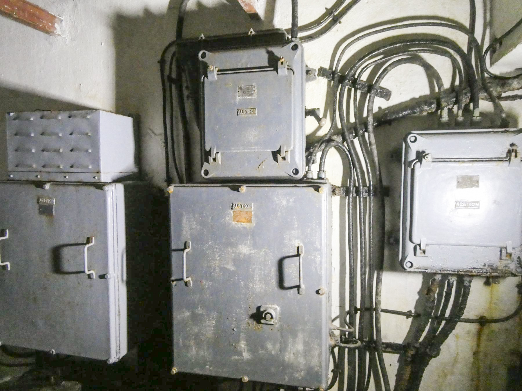 Ligne Maginot - CASTILLON (CN) - EO8 - (Ouvrage d'artillerie) - Bloc 3
Commande du monte-charge - ELLENA Daniel - CUNY Philippe