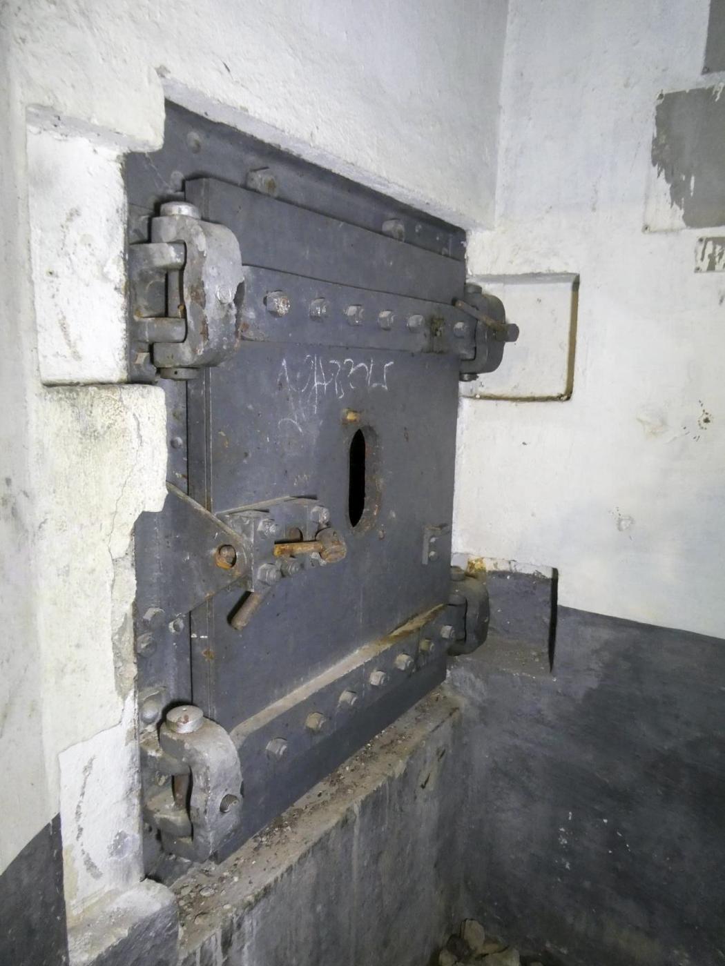 Ligne Maginot - CASTILLON (CN) - EO8 - (Ouvrage d'artillerie) - Bloc 3
Etage inférieur
Issue de secours - ELLENA Daniel - CUNY Philippe