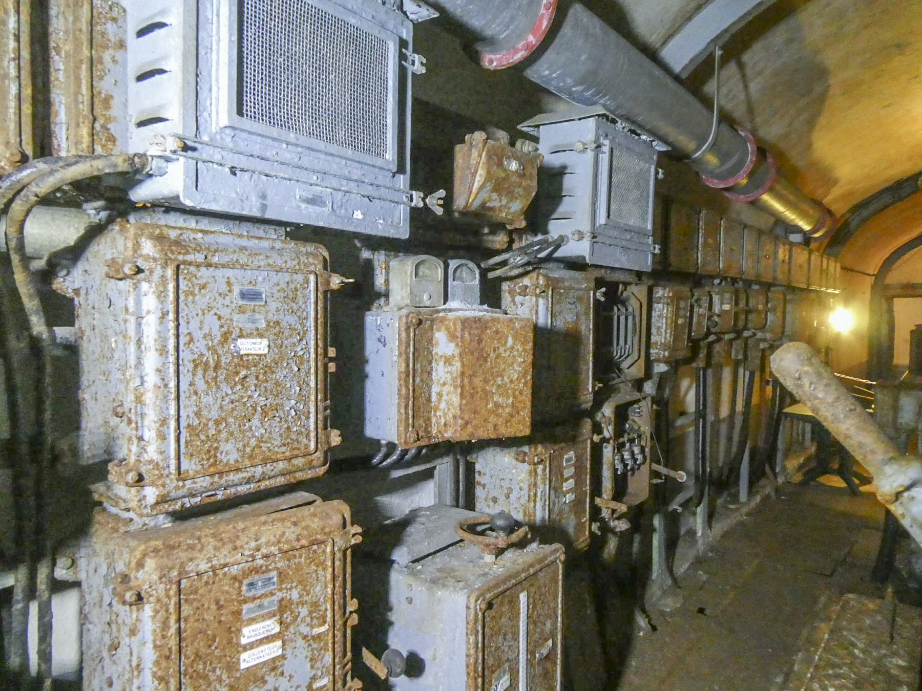 Ligne Maginot - CASTILLON (CN) - EO8 - (Ouvrage d'artillerie) - Les tableaux électriques - ELLENA Daniel - CUNY Philippe