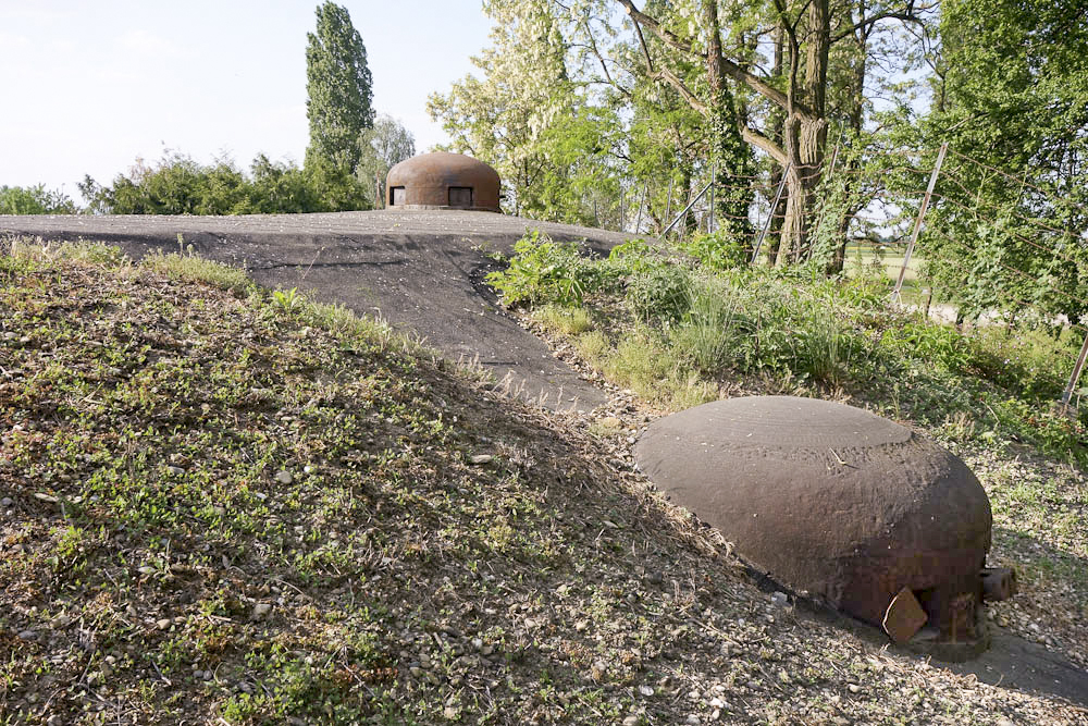 Ligne Maginot - 35/3 - MARCKOLSHEIM SUD - (Casemate d'infanterie - Double) - Cloche JM dominée par la cloche GFM en arrière-plan - Michel Teiten