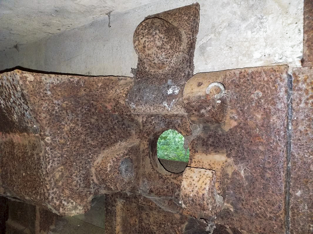 Ligne Maginot - KOHLFELD - (Blockhaus pour canon) - Créneau de défense rapprochée (volet ouvert) - Gregory Fuchs