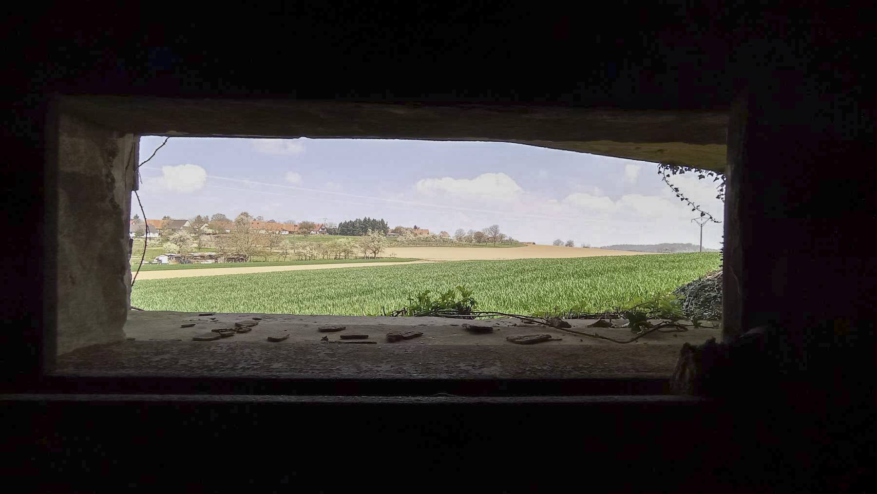 Ligne Maginot - BETTELSTOCK - (Blockhaus pour canon) - Vue depuis le créneau pour canon ou mitrailleuse sur Hunspach - Baptiste GAUDIN