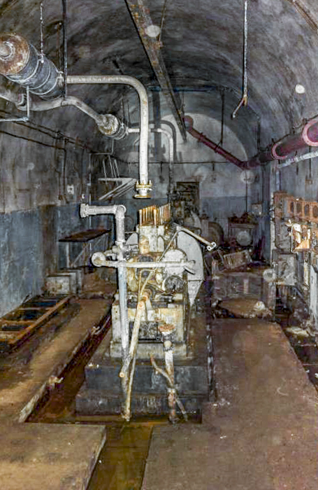 Ligne Maginot - DENTING - A28 - (Ouvrage d'infanterie) - L'usine électrique
Groupe électrogène Renault de 54 CV - DAHN Anja