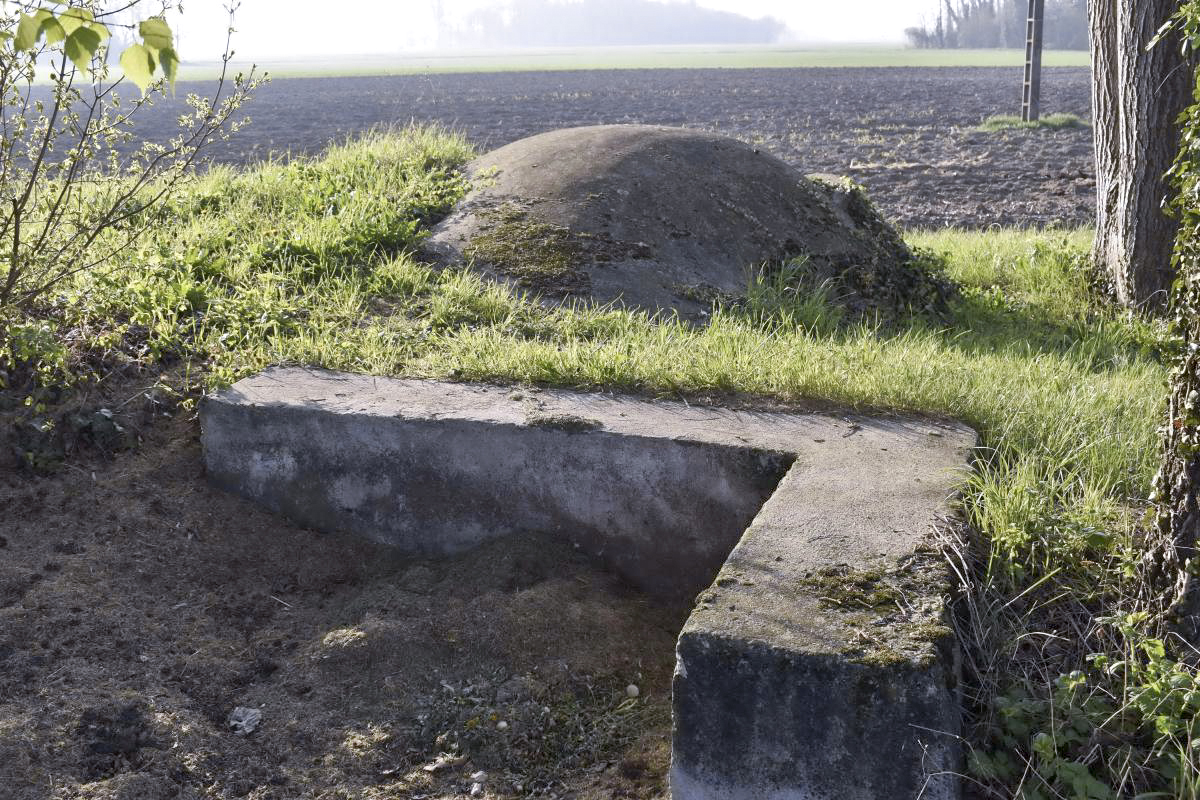 Ligne Maginot - RICHTOLSHEIM 7 - (Blockhaus pour arme infanterie) - Vue de l'entrée et son mur de protection comblé - D. Froehly