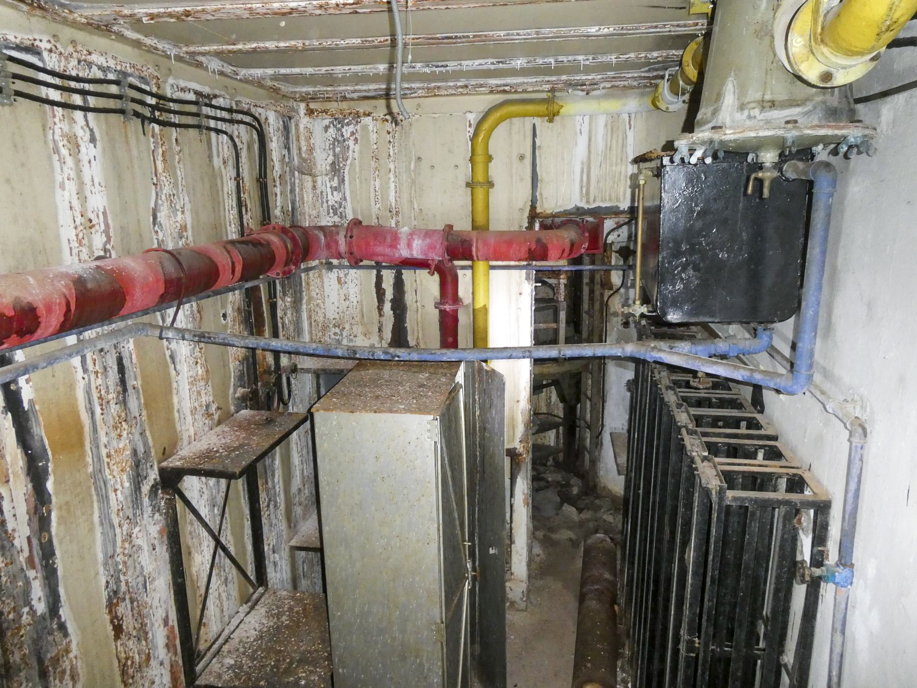 Ligne Maginot - RIMPLAS (RS) - (Ouvrage d'artillerie) - Bloc 3
La cloche JM au fond - ELLENA Daniel - CUNY Philippe