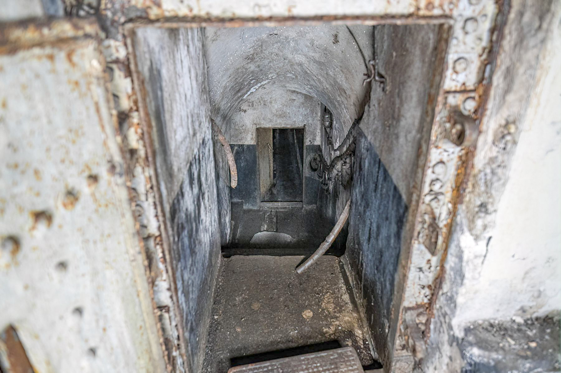 Ligne Maginot - SCHIESSECK - (Ouvrage d'artillerie) - Galerie de l'égout
Tout proche du blockhaus de défense de la galerie EH débouche la galerie de l'égout avec son dépôt mortuaire. - David Palmer