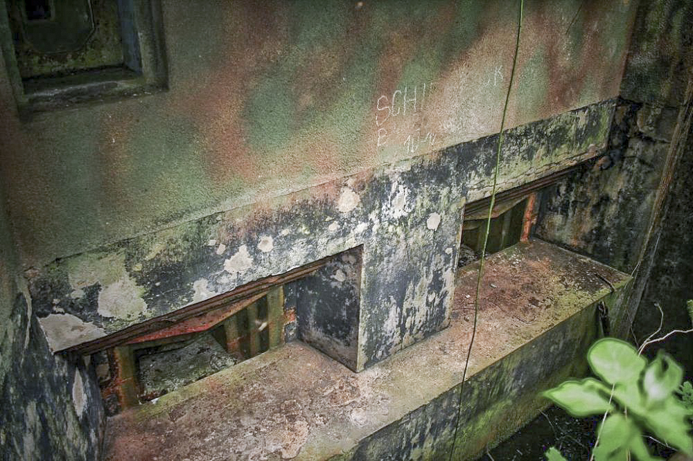 Ligne Maginot - SCHIESSECK - (Ouvrage d'artillerie) - Bloc 4
Les deux créneaux pour mortiers de 81. - FOGEL Mathieu