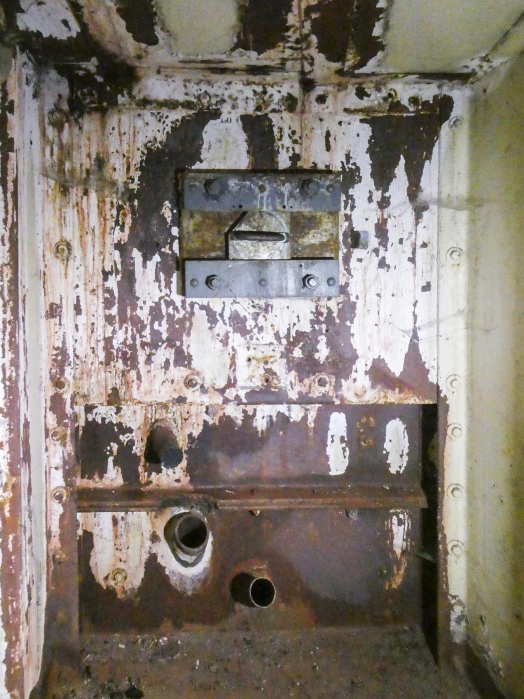 Ligne Maginot - RIMPLAS (RS) - (Ouvrage d'artillerie) - Bloc 5
Caponnière nord
Créneau nord - ELLENA Daniel - CUNY Philippe