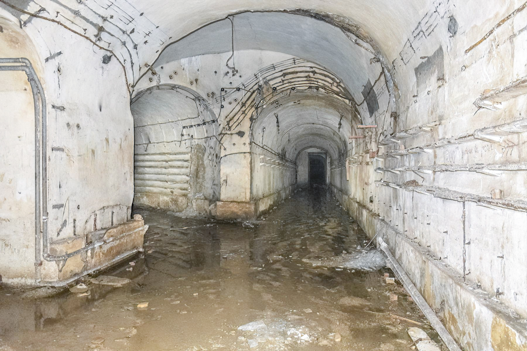 Ligne Maginot - LATIREMONT - A3 - (Ouvrage d'artillerie) - A gauche jusqu'à l'entrée de hommes, tout droit, jusqu'à la M1 et l'entrée des munitions. - David Palmer