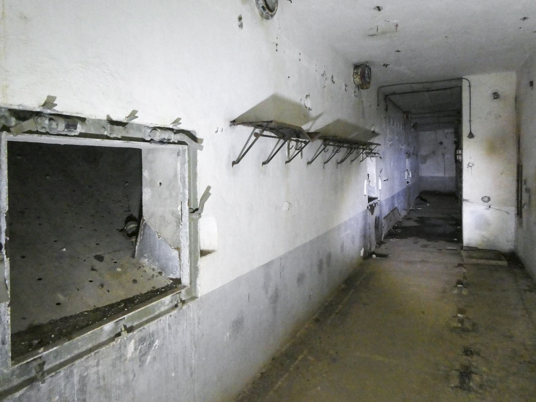 Ligne Maginot - RIMPLAS (RS) - (Ouvrage d'artillerie) - Bloc 4
Réceptacle des douilles de 75 mm - ELLENA Daniel - CUNY Philippe
