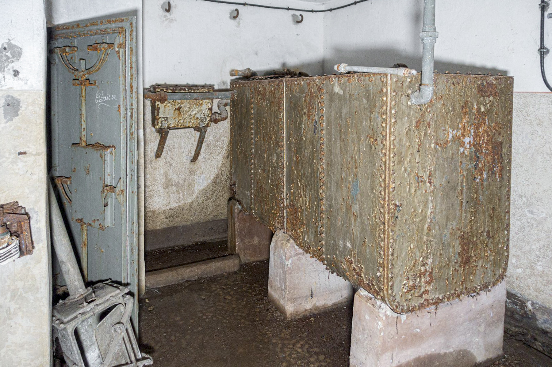 Ligne Maginot - DENTING - A28 - (Ouvrage d'infanterie) - Bloc 1
Réservoirs d'eau et accès à la cloche JM - David Palmer
