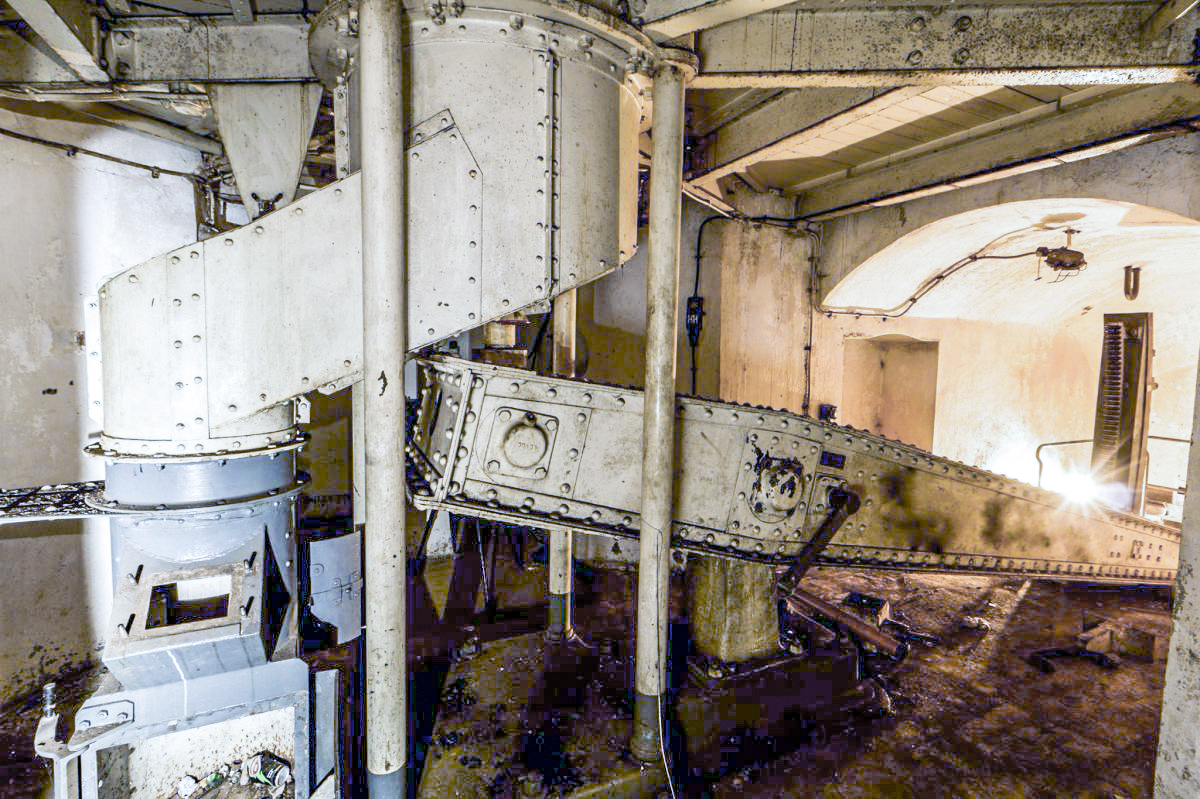 Ligne Maginot - WELSCHHOF - (Ouvrage d'infanterie) - Bloc 2
Le système de récupération des douilles et le balancier de la tourelle à l'étage inférieur - YAMI1900