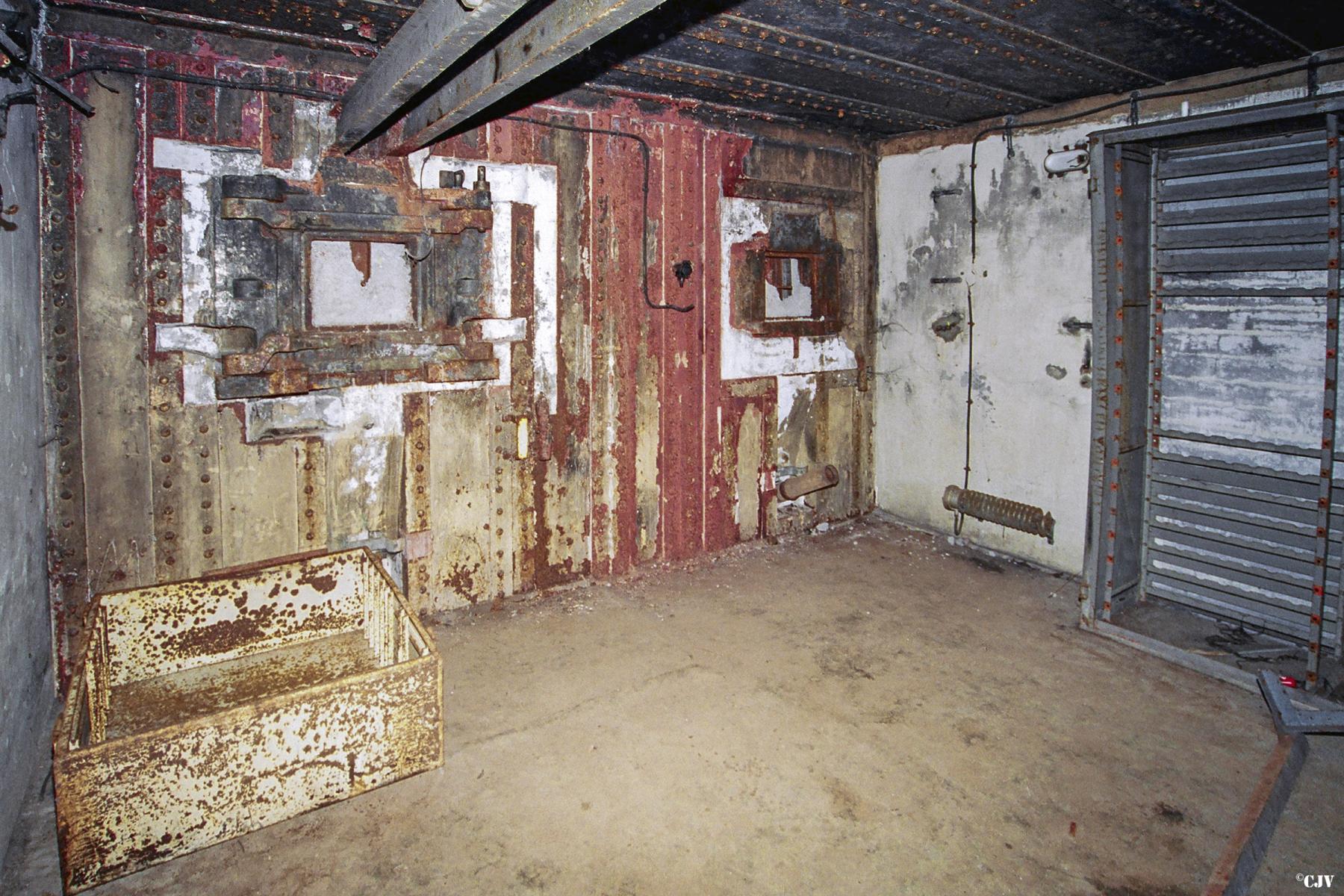 Ligne Maginot - WELSCHHOF - (Ouvrage d'infanterie) - Bloc 3
Chambre de tir - Lia VERMEULEN
