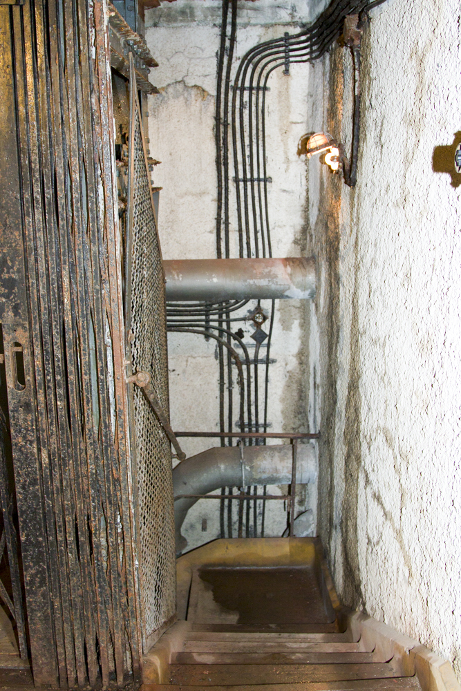 Ligne Maginot - HAUT POIRIER - (Ouvrage d'infanterie) - Bloc 3
Escaliers menant vers les étages souterrains - Michel Teiten