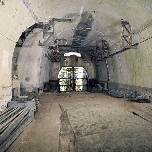 Ligne Maginot - MONT AGEL - (Ouvrage d'artillerie) - Bloc 3
Le hall d'entrée du téléphérique dans le bloc 3, vu vers l'entrée, à gauche, niche du mécanisme. - Marc HELLER