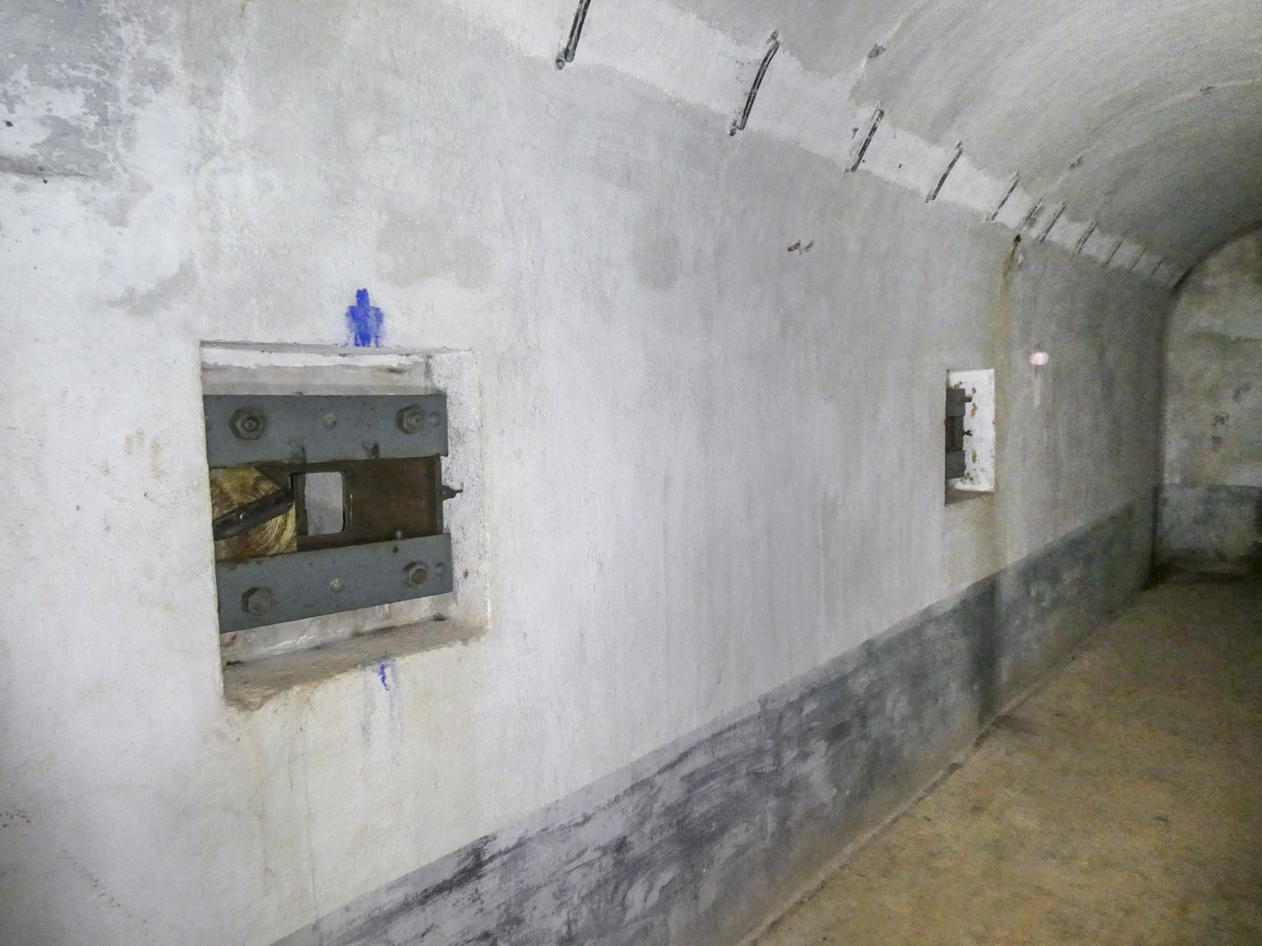 Ligne Maginot - MONT AGEL - (Ouvrage d'artillerie) - Bloc 3
Les créneaux de défense  - ELLENA Daniel - CUNY Philippe