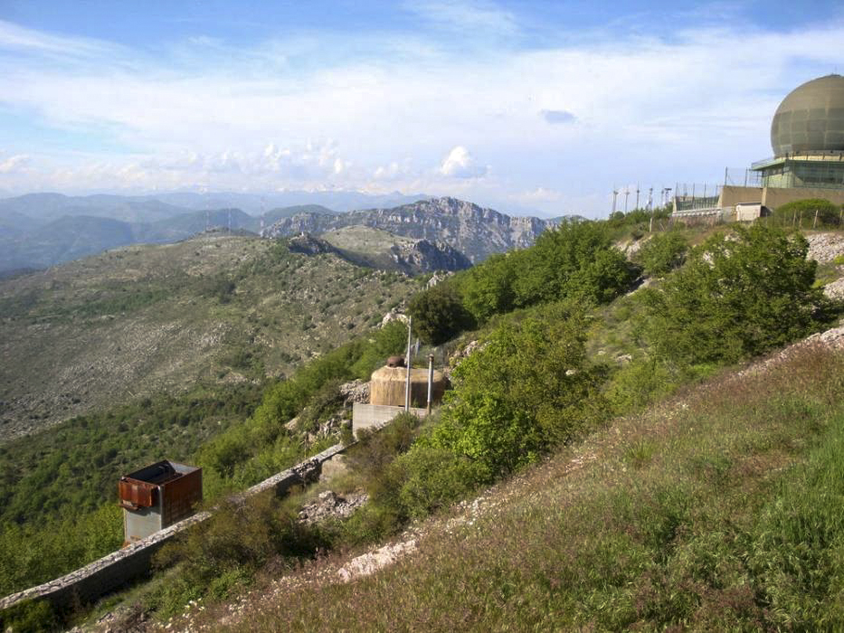 Ligne Maginot - MONT AGEL - (Ouvrage d'artillerie) - Vue des entrées depuis les dessus de l'ouvrage   - laurent icardo  sfamtour