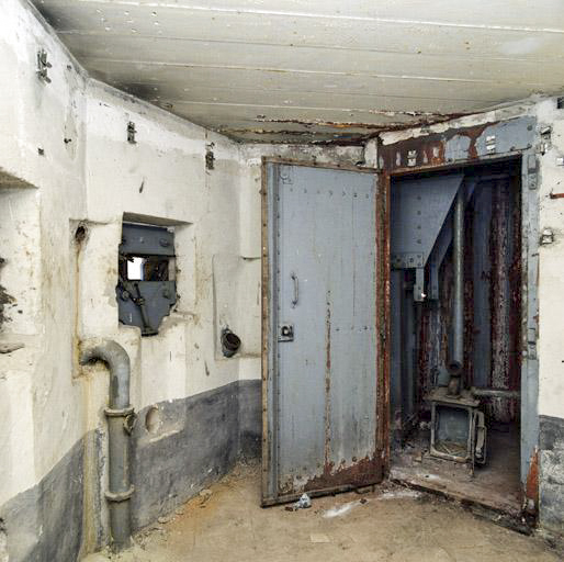 Ligne Maginot - MONT AGEL - (Ouvrage d'artillerie) - Vue intérieure du bloc 4 avec puits d'accès à sa cloche GFM et ses deux créneaux pour FM. - Marc HELLER