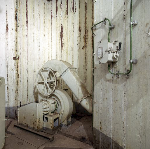 Ligne Maginot - MONT AGEL - (Ouvrage d'artillerie) - Vue intérieure du niveau 1 du bloc 5 au pied de la tourelle à éclipse, ventilateur. - Marc HELLER