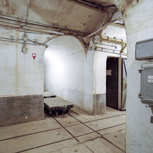 Ligne Maginot - MONT AGEL - (Ouvrage d'artillerie) - Croisement de deux galeries de distribution ferrées de l'ouvrage, avec plaque d'aiguillage tournante. - Marc HELLER