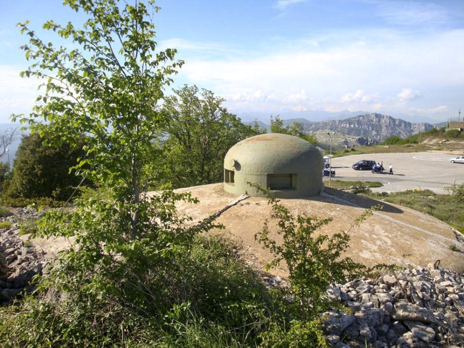 Ligne Maginot - MONT AGEL - (Ouvrage d'artillerie) - Bloc 7
Cloche GFM située prés des tourelles de 75 - laurent icardo  sfamtour