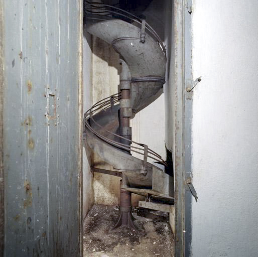 Ligne Maginot - MONT AGEL - (Ouvrage d'artillerie) - Intérieur du bloc 6, détail du toboggan hélicoïdal de descente des douilles utilisées. - Marc HELLER