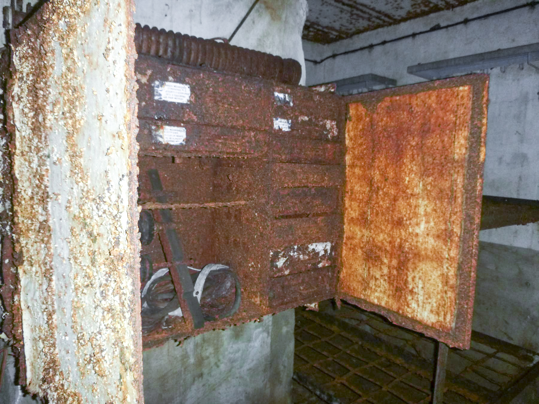 Ligne Maginot - FOUR A CHAUX - FAC - (Ouvrage d'artillerie) - Bloc 3
Armoire de pièces de rechange - J.Luc