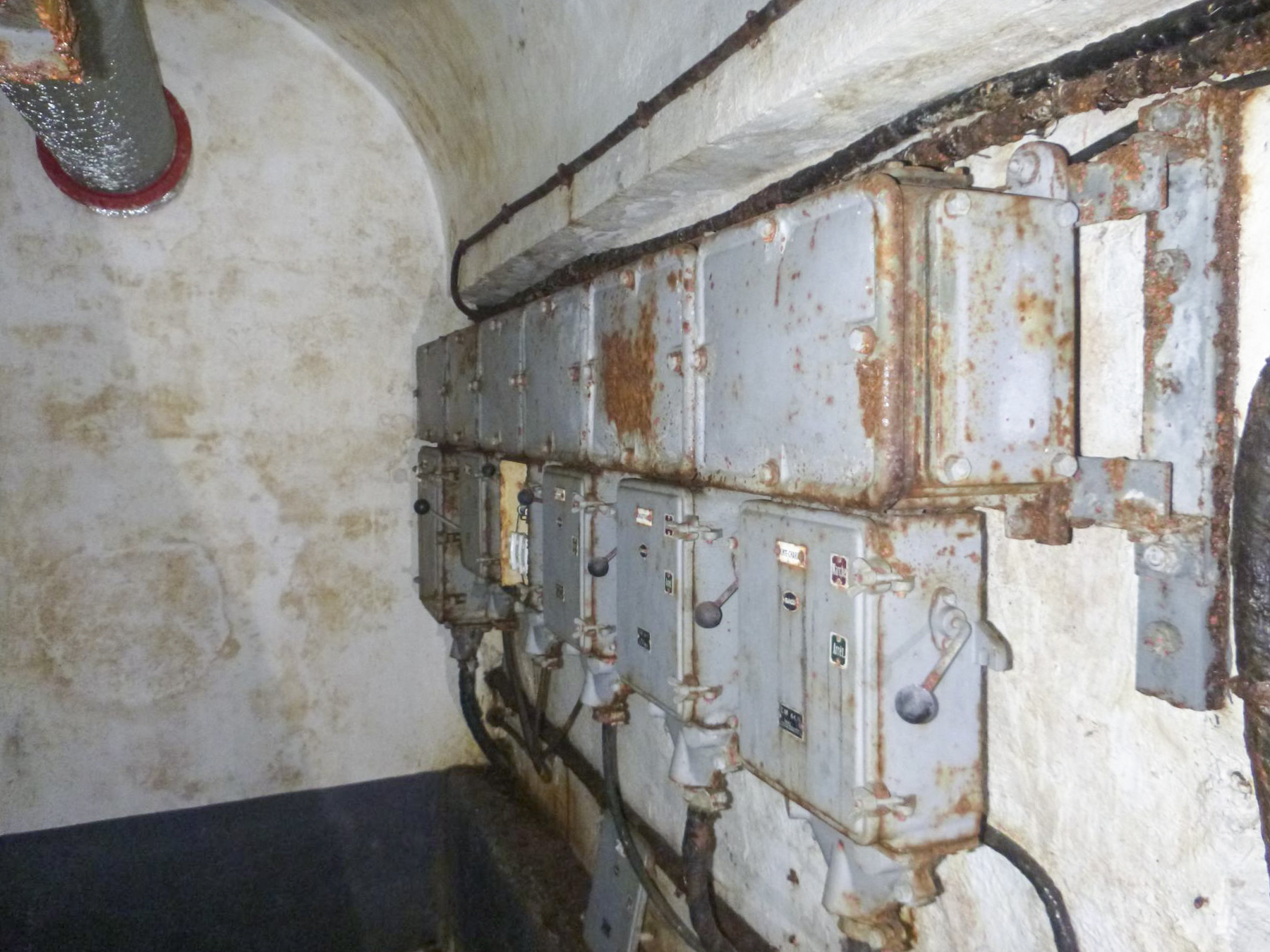 Ligne Maginot - FOUR A CHAUX - FAC - (Ouvrage d'artillerie) - Bloc 3
Alimentions électriques du bloc - J.Luc