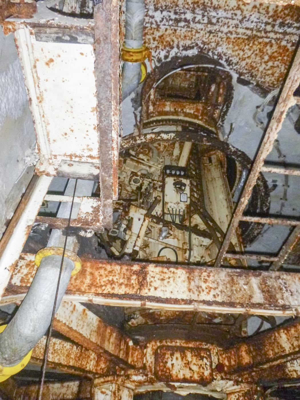Ligne Maginot - FOUR A CHAUX - FAC - (Ouvrage d'artillerie) - Bloc 3
Vue du niveau supérieur; le plancher a hélas disparue - J.Luc