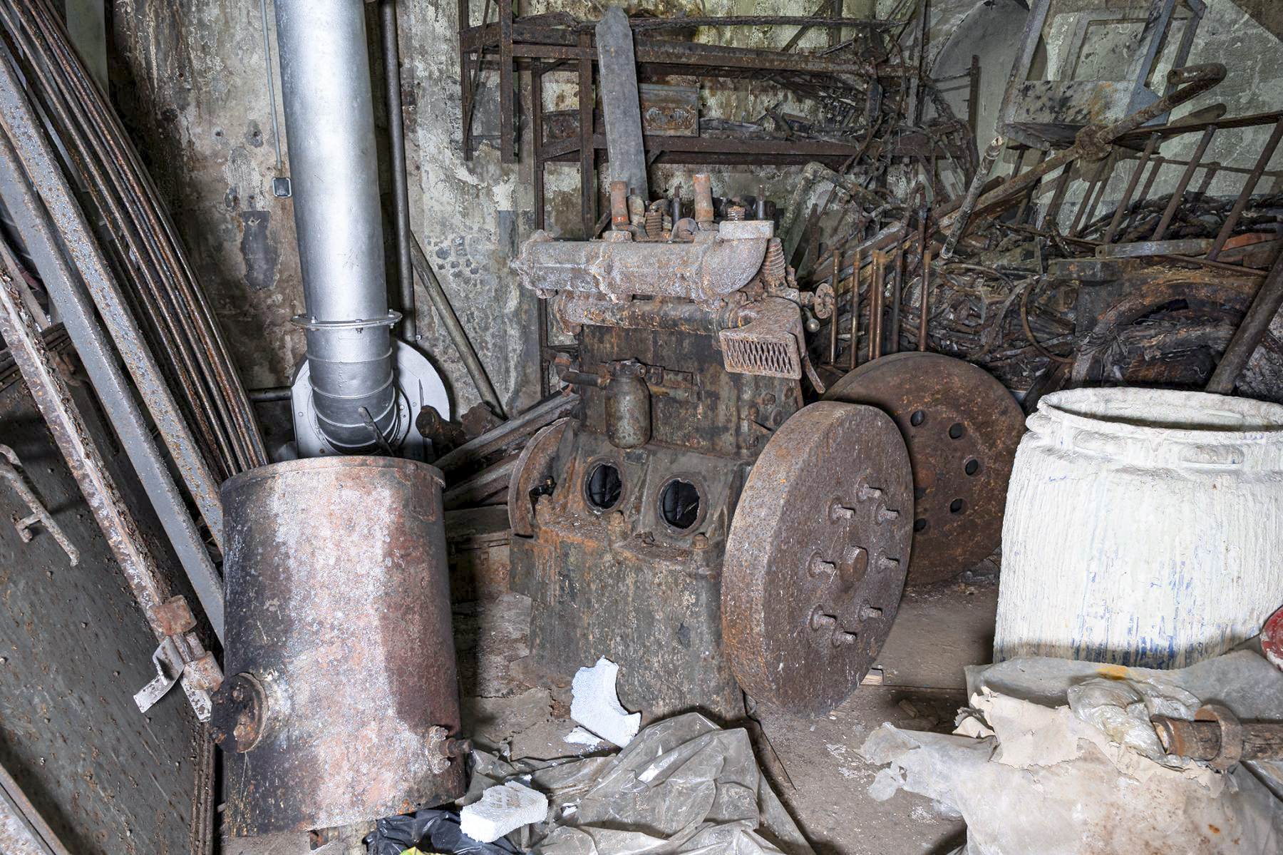 Ligne Maginot - LEMBACH - (Ouvrage d'infanterie) - Bloc 2
Les moteurs de l'ouvrage (2 Baudouin DB2) dans un petit chambre au pied des escaliers du bloc. - David Palmer