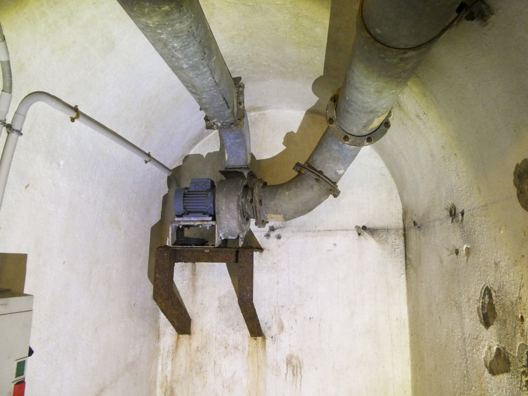 Ligne Maginot - MONT AGEL - (Ouvrage d'artillerie) - Bloc 7
Ventilation - ELLENA Daniel - CUNY Philippe