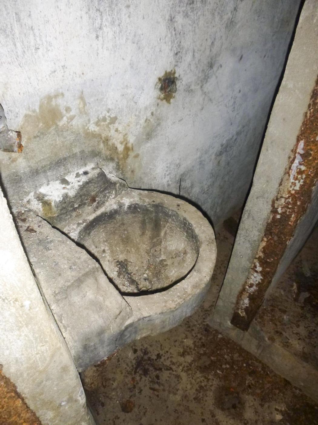 Ligne Maginot - FOUR A CHAUX - FAC - (Ouvrage d'artillerie) - Bloc 4
Lavabo attenant au wc dans les parties vie du bloc, attenante a la partie observation - J.Luc