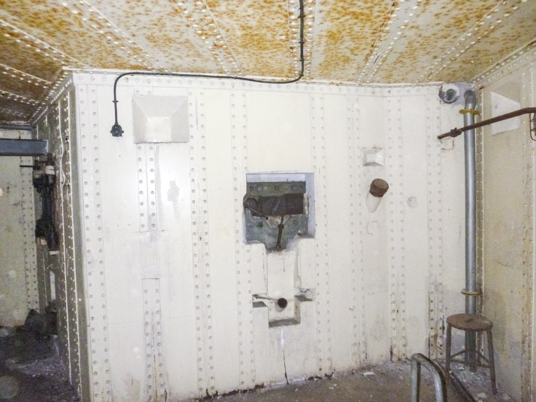 Ligne Maginot - FOUR A CHAUX - FAC - (Ouvrage d'artillerie) - Entrée munitions
Chambre de tir Est
Créneau FM  - J.Luc