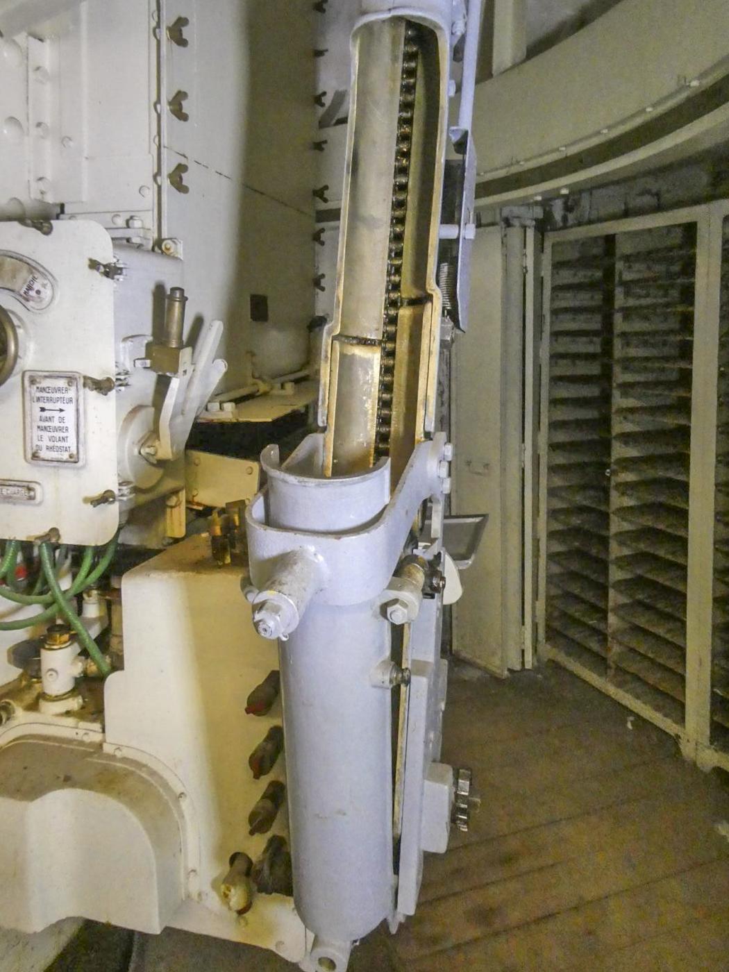 Ligne Maginot - MONT AGEL - (Ouvrage d'artillerie) - Bloc 5
Niveau intermédiaire de la tourelle
Noria pour les obus - ELLENA Daniel - CUNY Philippe