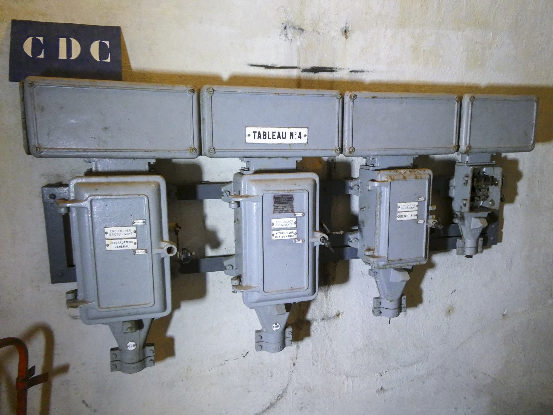 Ligne Maginot - MONT AGEL - (Ouvrage d'artillerie) - Bloc 5
Monte charges
Alimentation électrique - ELLENA Daniel - CUNY Philippe