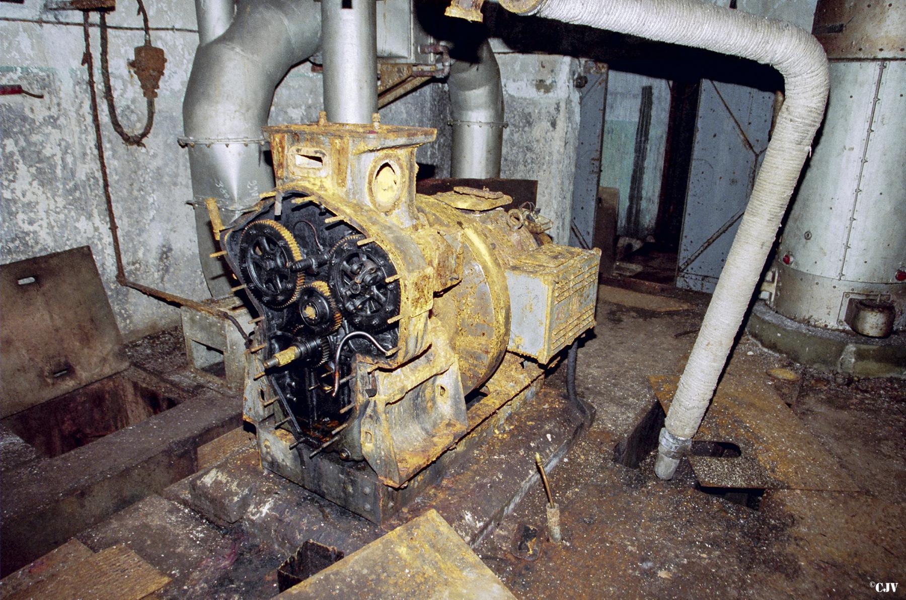 Ligne Maginot - FROHMUHL (PC DU QUARTIER KAPELLENHOF - II/153° RIF) - (Abri) - Les vestiges de l'un des groupes électrogènes à moteur Supdi - Lia VERMEULEN
