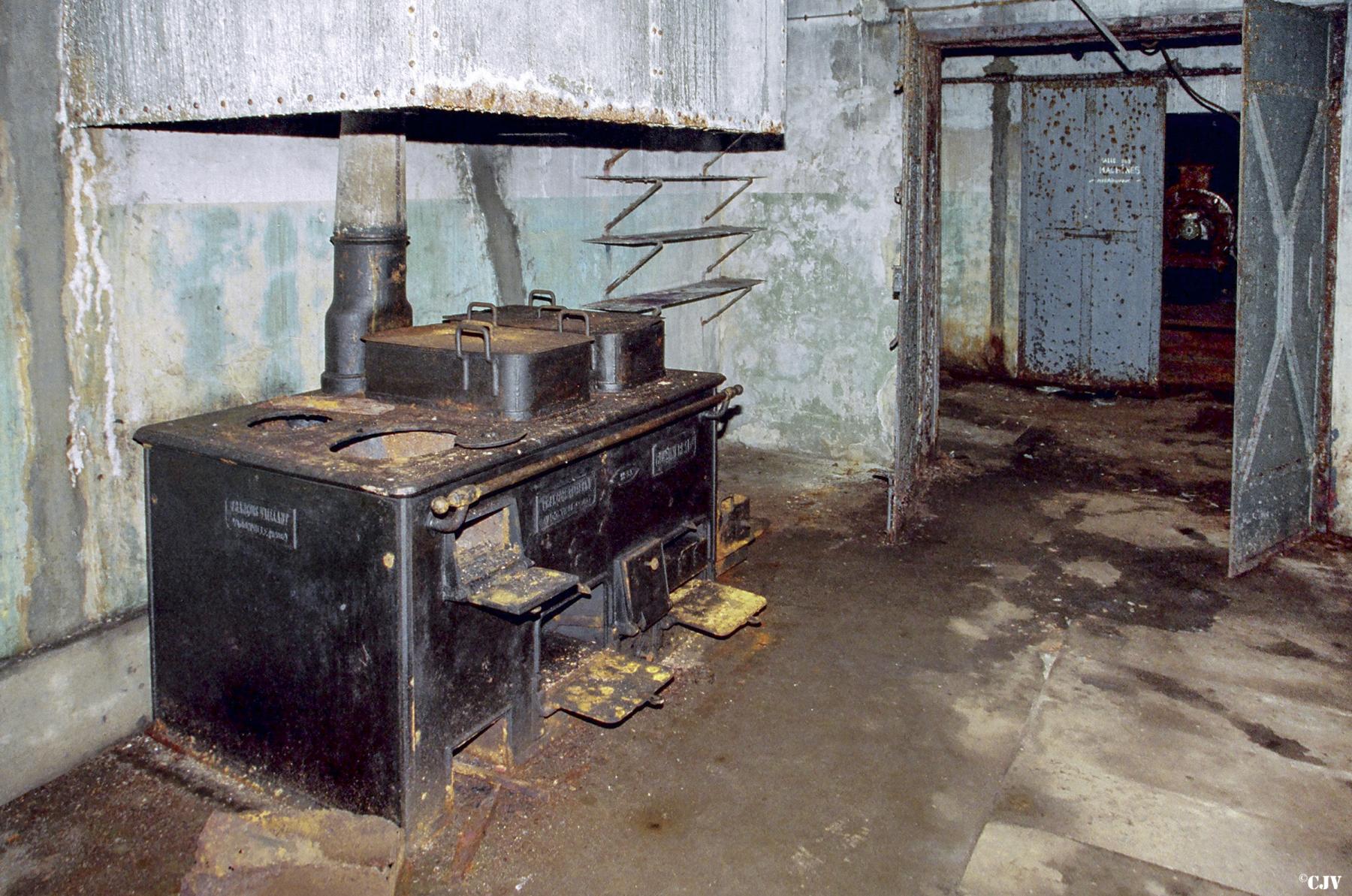 Ligne Maginot - FROHMUHL (PC DU QUARTIER KAPELLENHOF - II/153° RIF) - (Abri) - La cuisine
Cuisinière à charbon François-Vaillant - Lia VERMEULEN